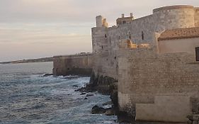 Alle Porte Del Castello Maniace